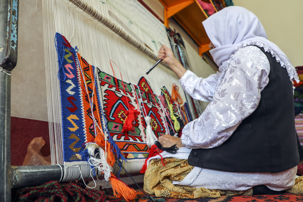 جلوه گری نقش و رنگ بر دست بافته های زنان شهر ملی عنبران، گلیم عنبران